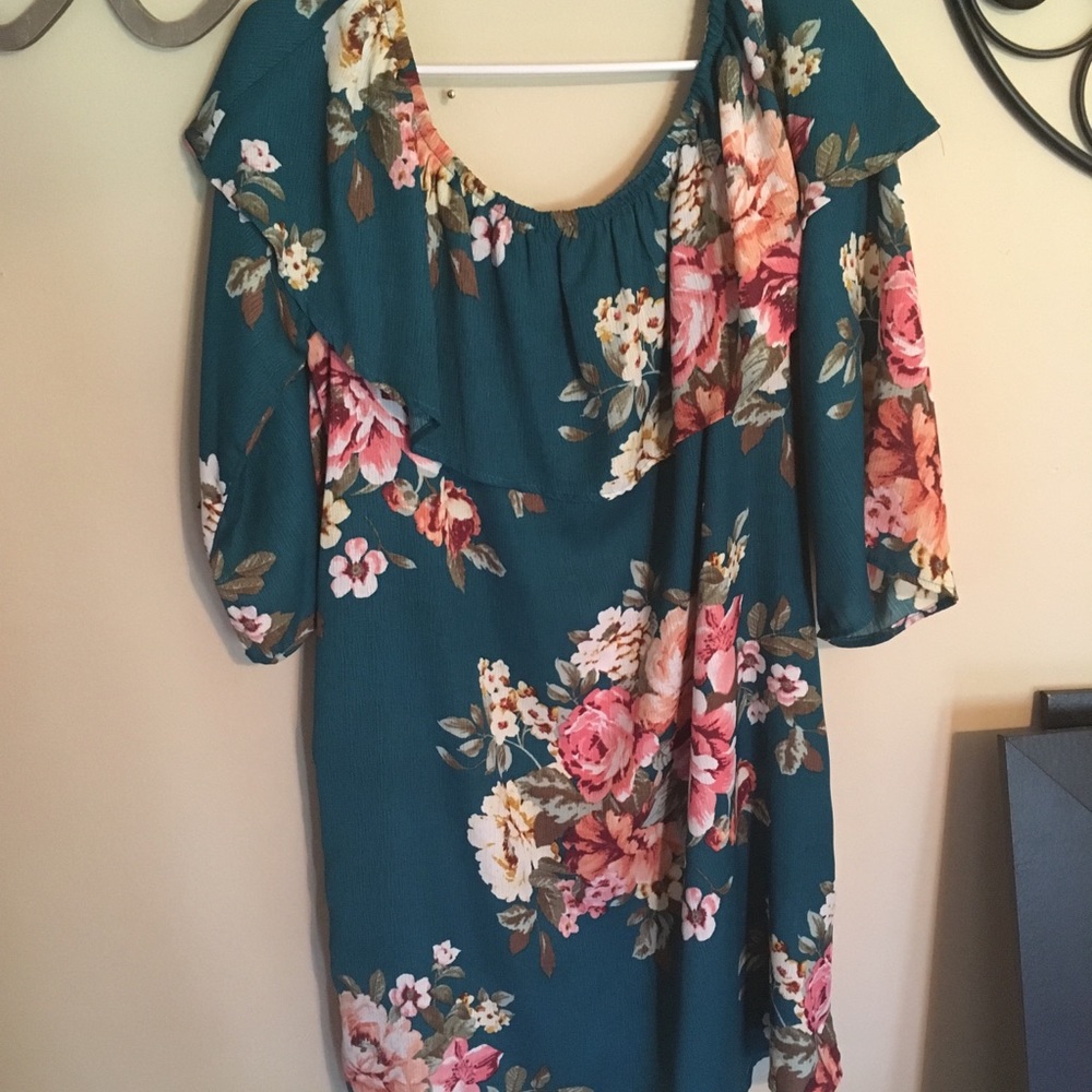 Gorgeous off the shoulder dress Size 1x